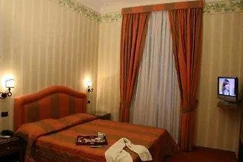 Beccaria A Piazza Del Popolo Oda ve Kahvaltı Roma